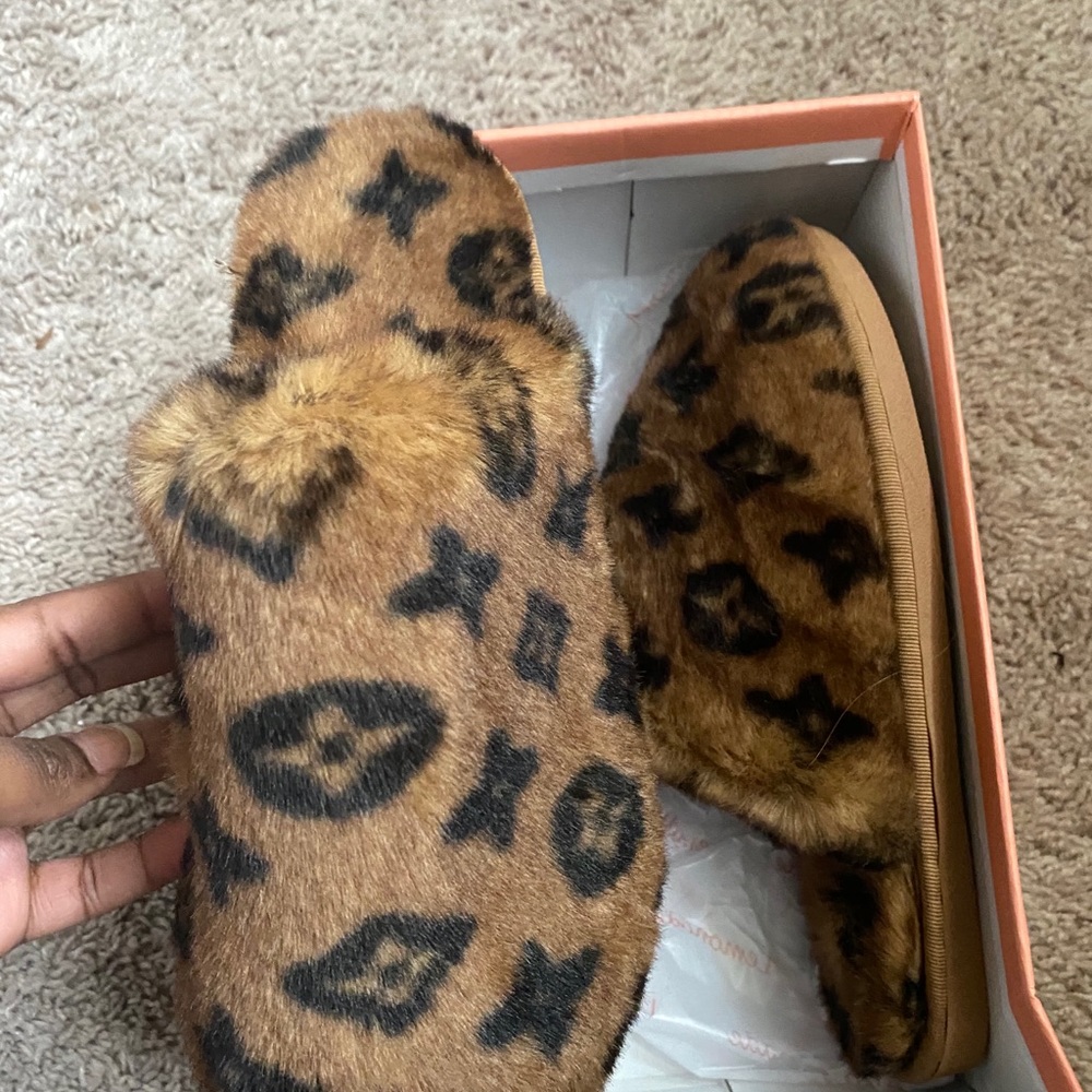 Fur slippers . - Picture 3 of 3